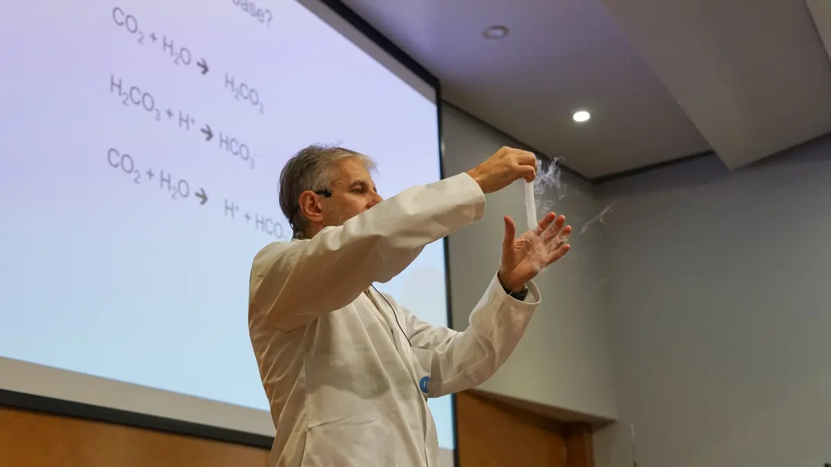 Més fred que el gel: demostracions amb nitrogen líquid