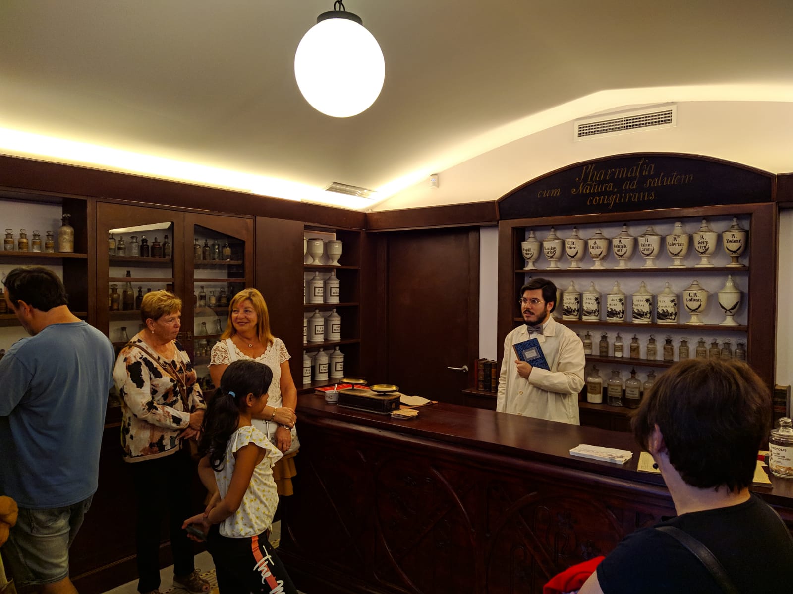 Visita teatralitzada a l'antiga Farmàcia Bujons (1845-1957)