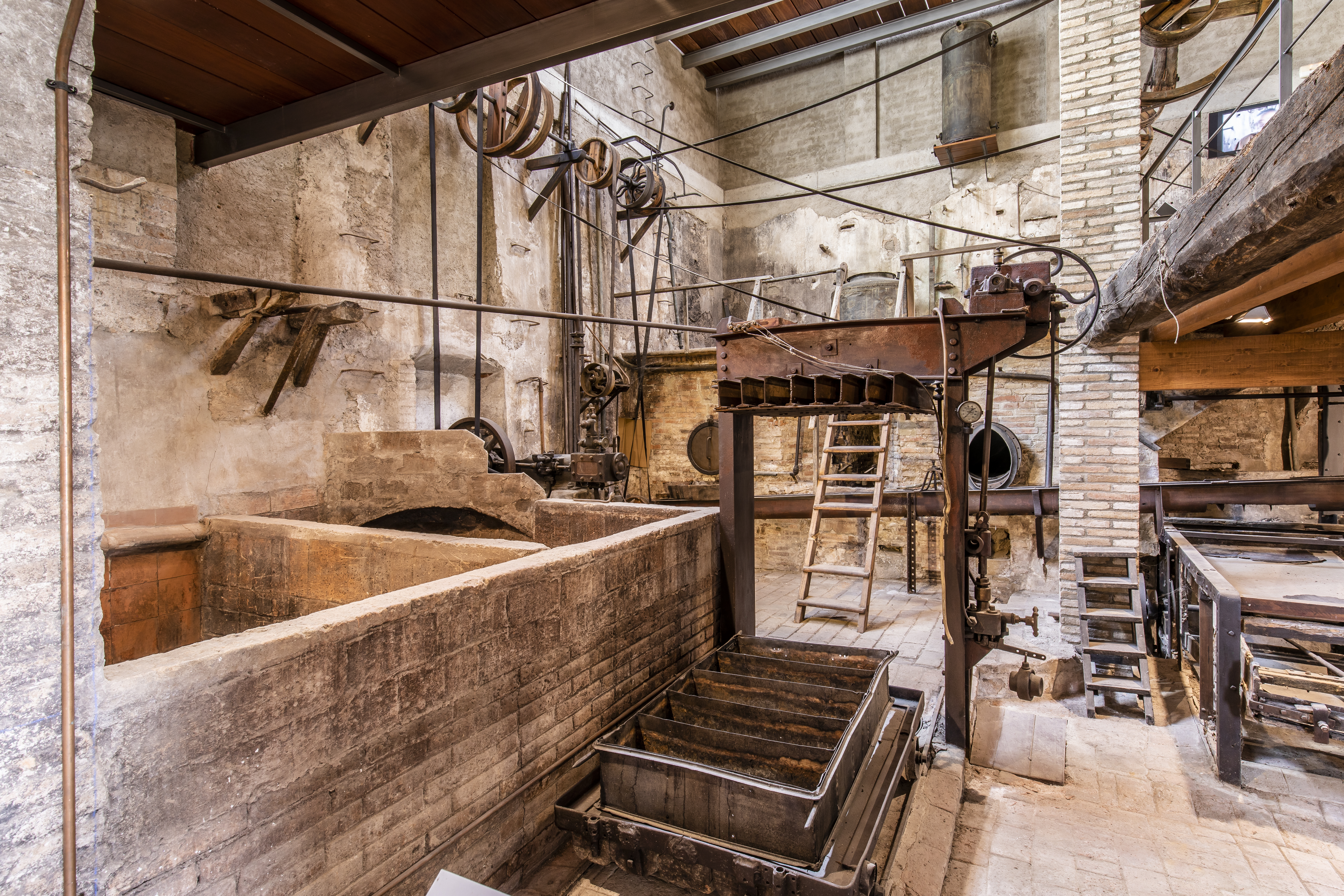 Visita una antiga fàbrica d'aiguardent amb destil·lació en directe i tast